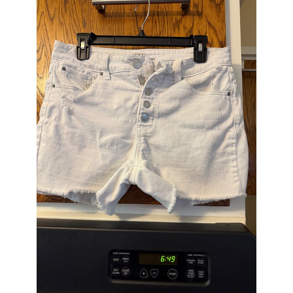Time and Tru Womens White High Rise Distressed Denim Shorts Button Fly Size 8